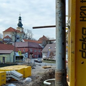 výhled na kostel z budovy "B", 1NP